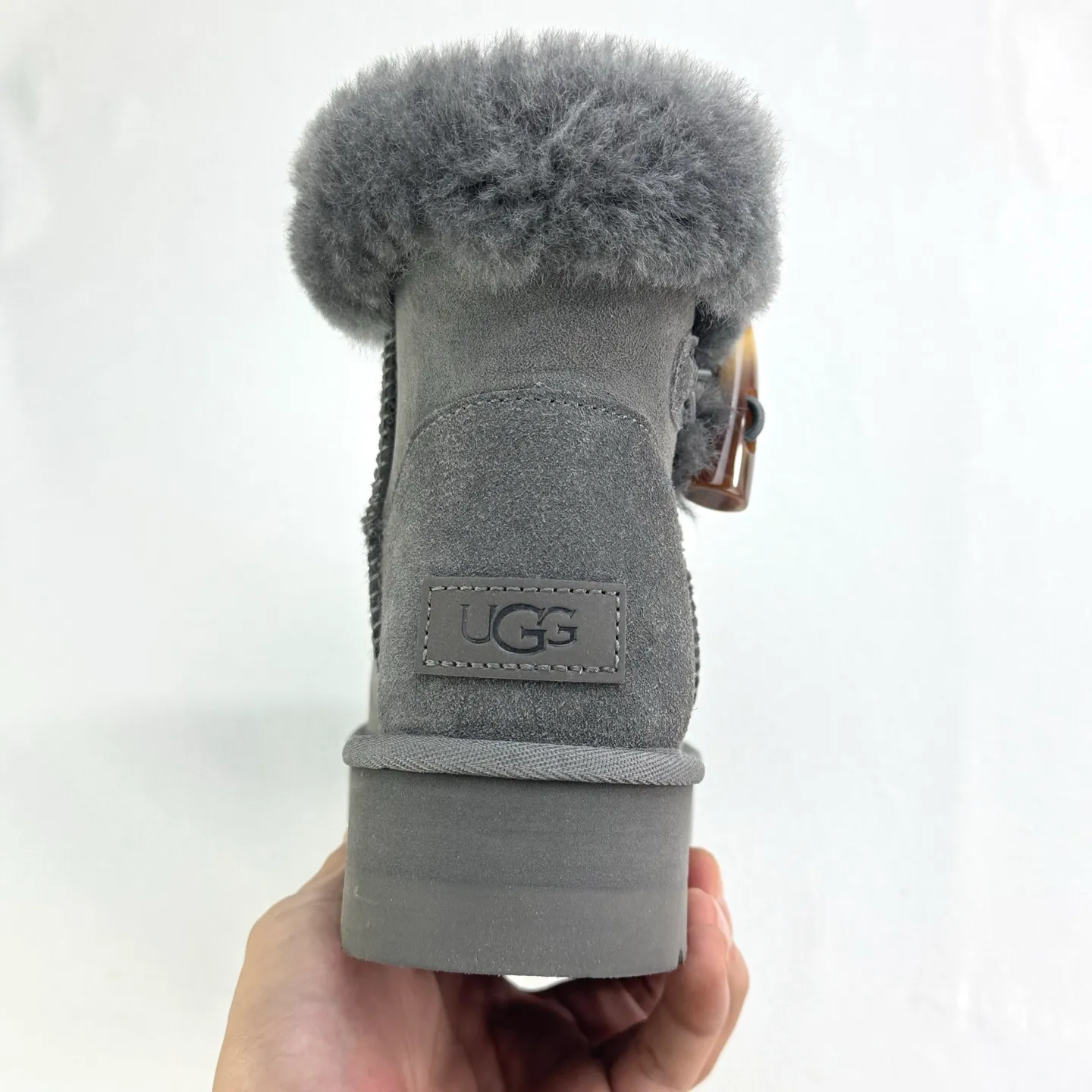 Pick up locally 💰480 The core recommendation is good price. The platform’s foreign trade is exclusive to UGG Classic Short II horn buckle women’s snow boots 1118816 Produced by the ten-year-old brand shoemaking factory production line. Pay attention to every detail. Longfeng A-grade genuine sheep fur is integrated. Completely built in accordance with the ZP process. Size: 35 36 37 38 39 40